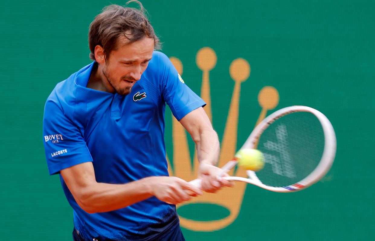 包含德国网球队血洗法国网球队，梅德韦杰夫完成帽子戏法的词条