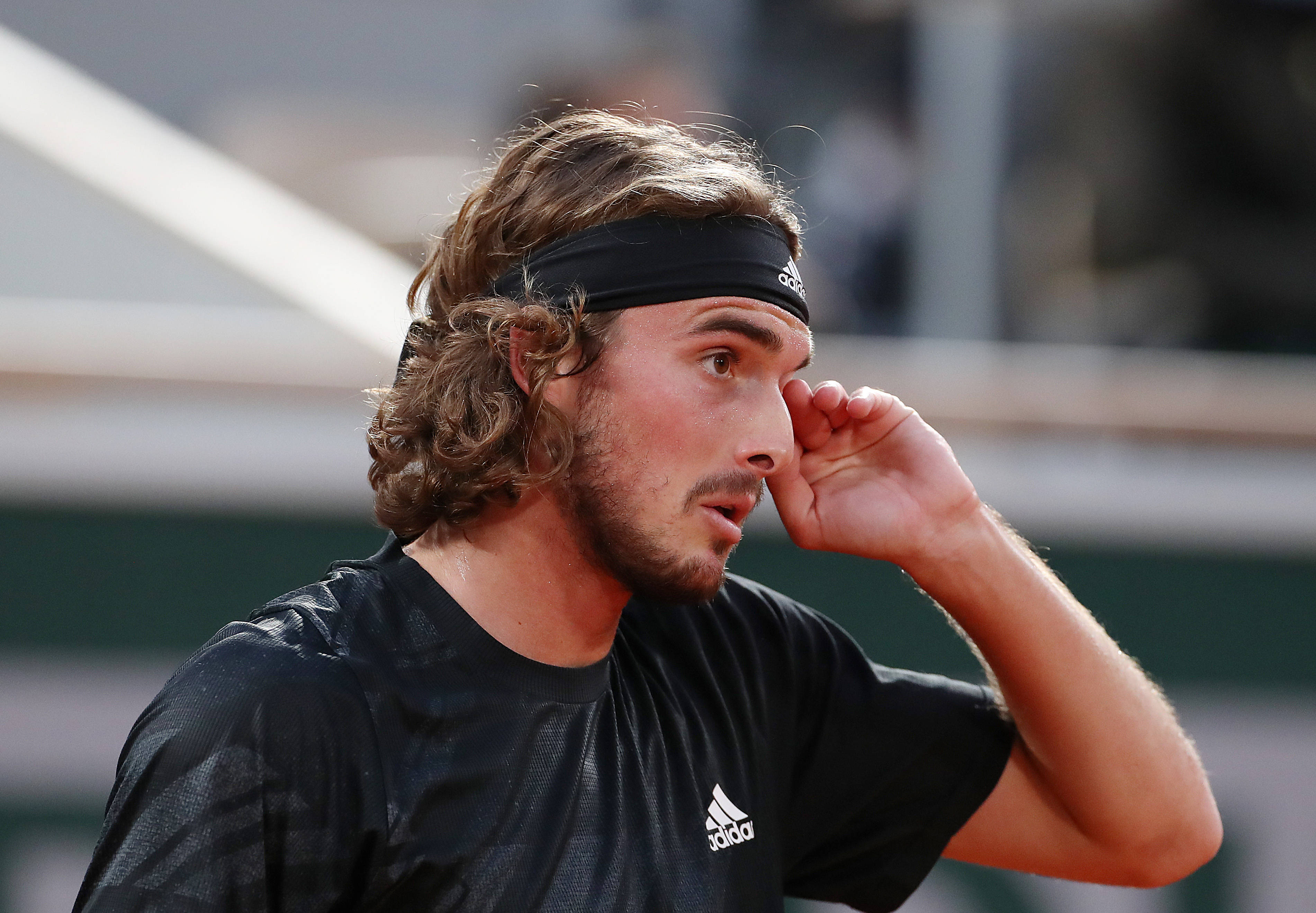 英国网球队碾压美国网球队，西西帕斯完成帽子戏法的简单介绍