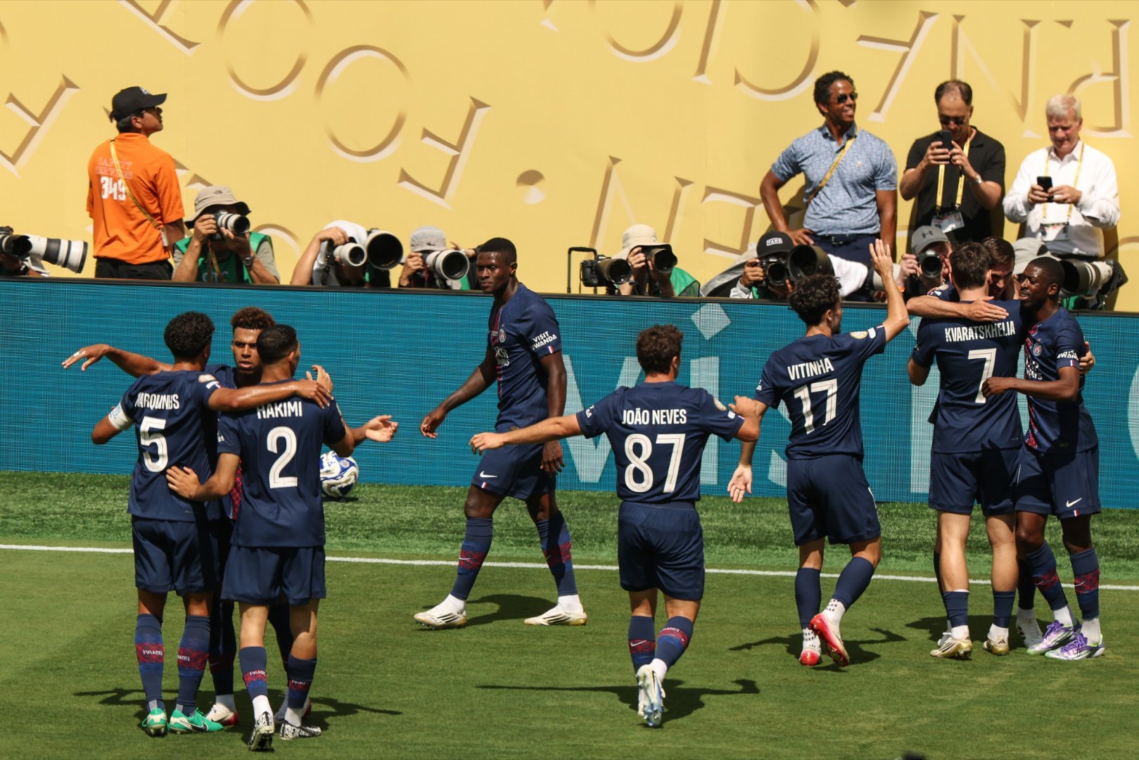 摩纳哥队在比赛中大获全胜，继续保持领先的简单介绍