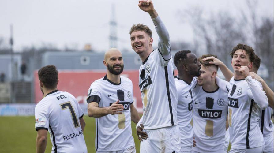 沙尔克04客场大破对手，实现逆袭的简单介绍