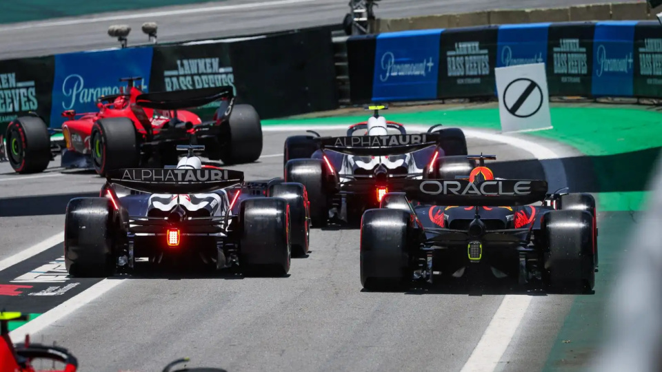 包含哈斯车队绝杀法拉利，阿隆索刷新纪录的词条