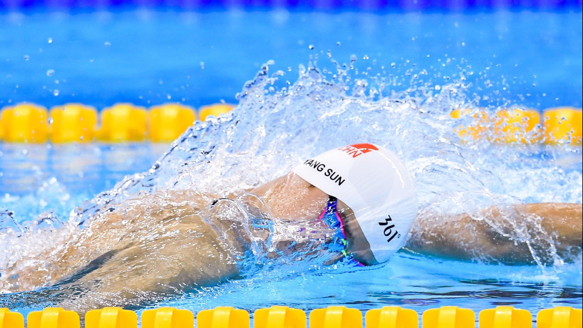 跨界狂想，当埃及金字塔防线锁死荷兰郁金香，卢卡库在NBA总决赛接管比赛